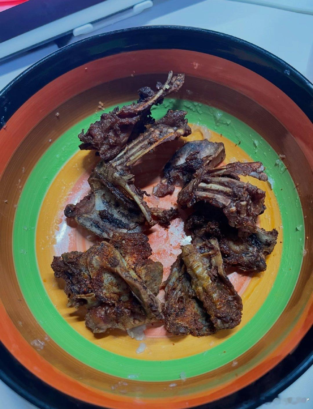 一直不理解鸡架这种食物初见只觉肉少难啃，试过才懂其中乐趣，嗦骨吸髓的滋味越嚼越香