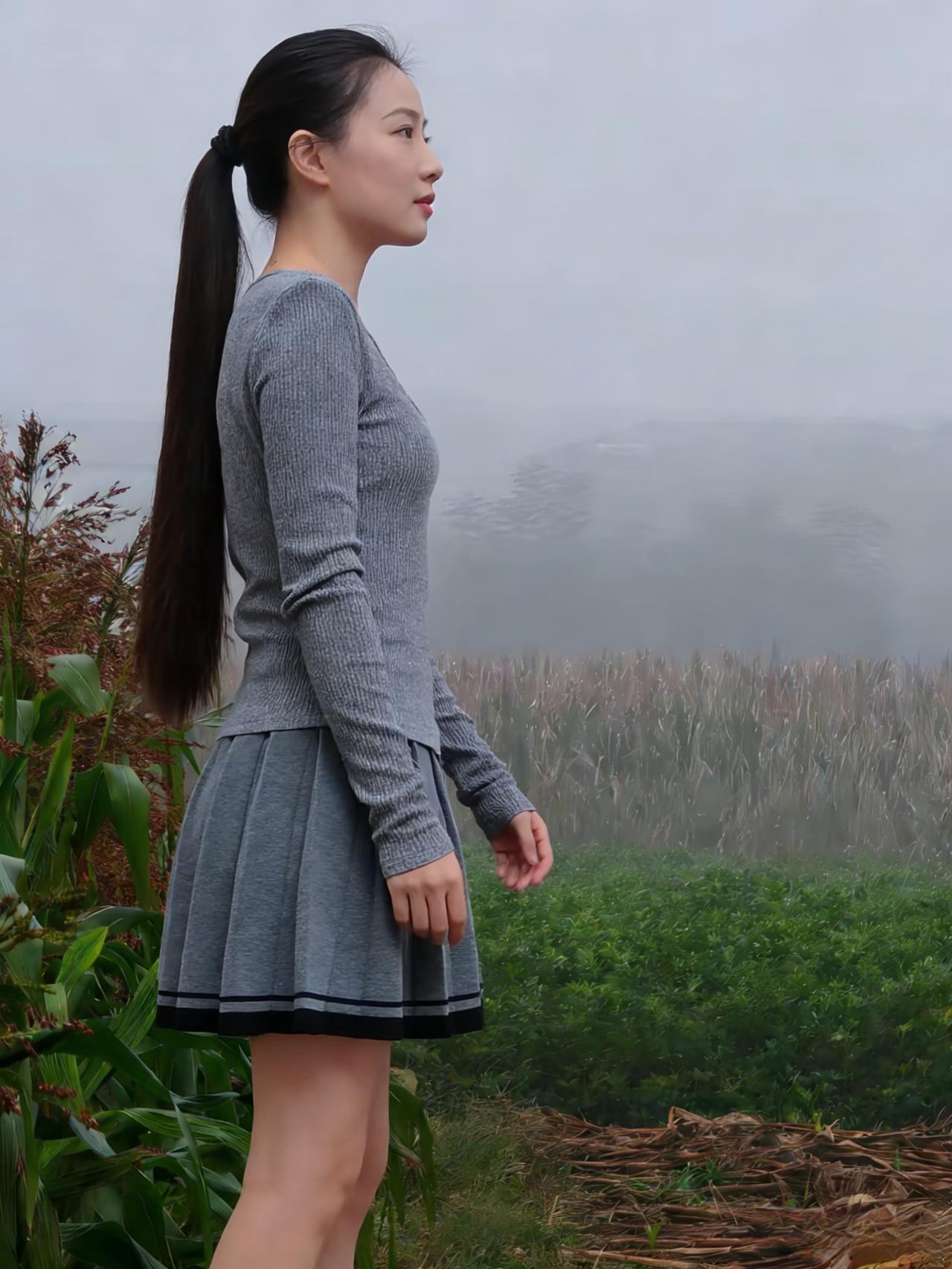 晨雾漫过田埂
把世界揉成半透明的绒
你指尖捻起马尾的风
惊落草叶昨夜攒的露
 ～