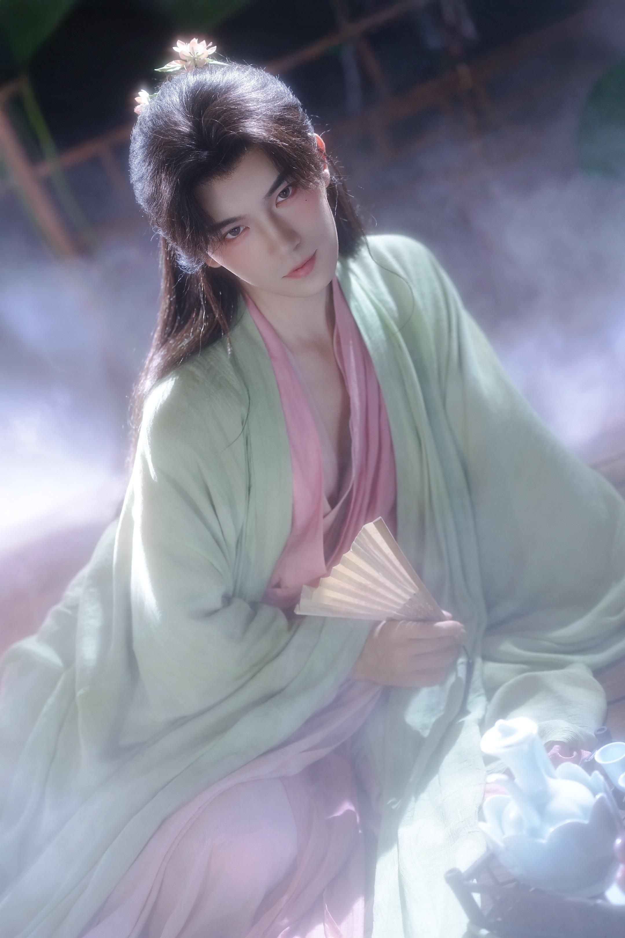 我不爱无聊人间，只偏爱你眉眼。