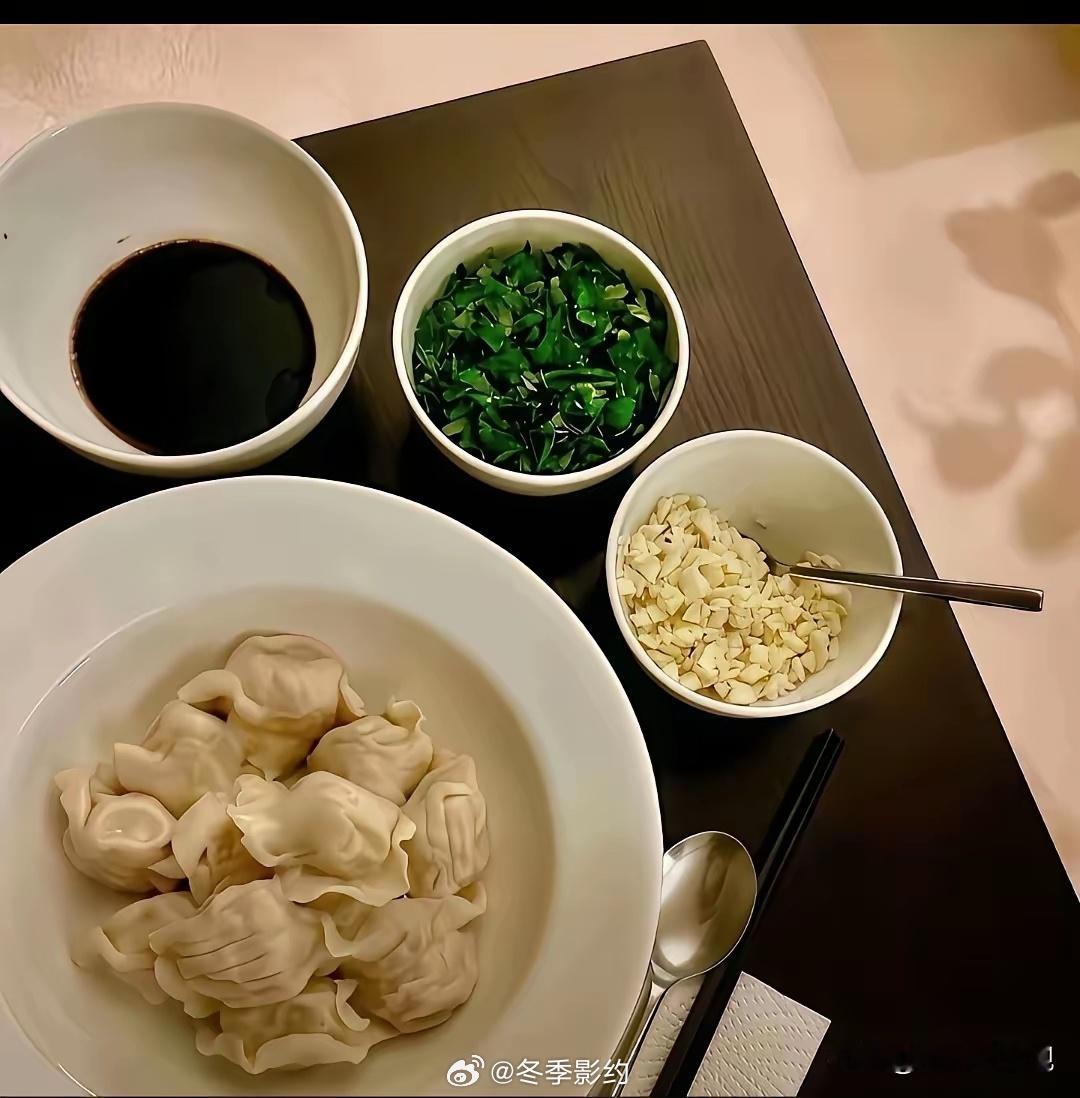 费翔除夕夜发照片：一盘饺子，两盘小菜，还有小半碗醋。这就是他的年夜饭！甜嘟爸爸想