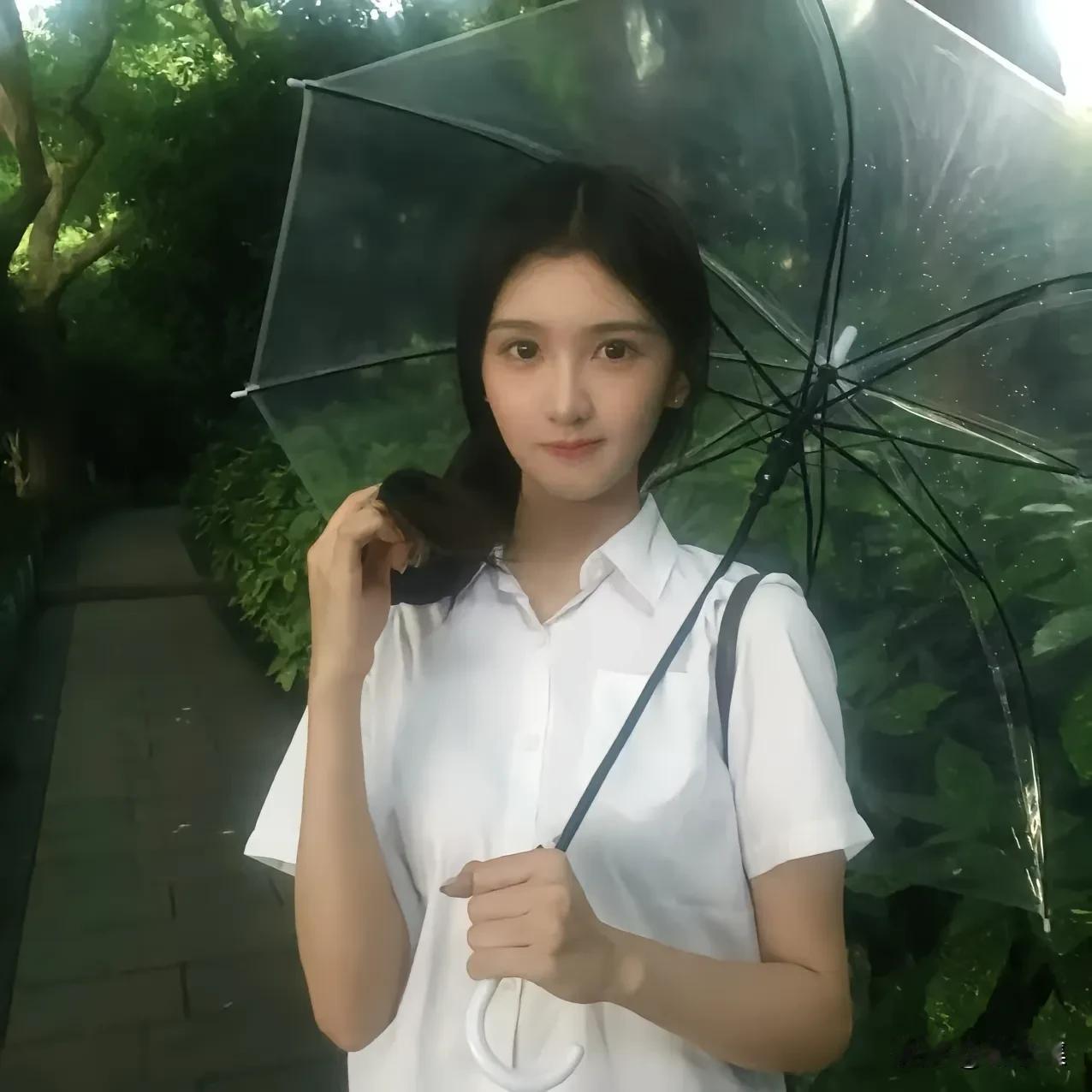 雨中撑伞行，绿意满径生。