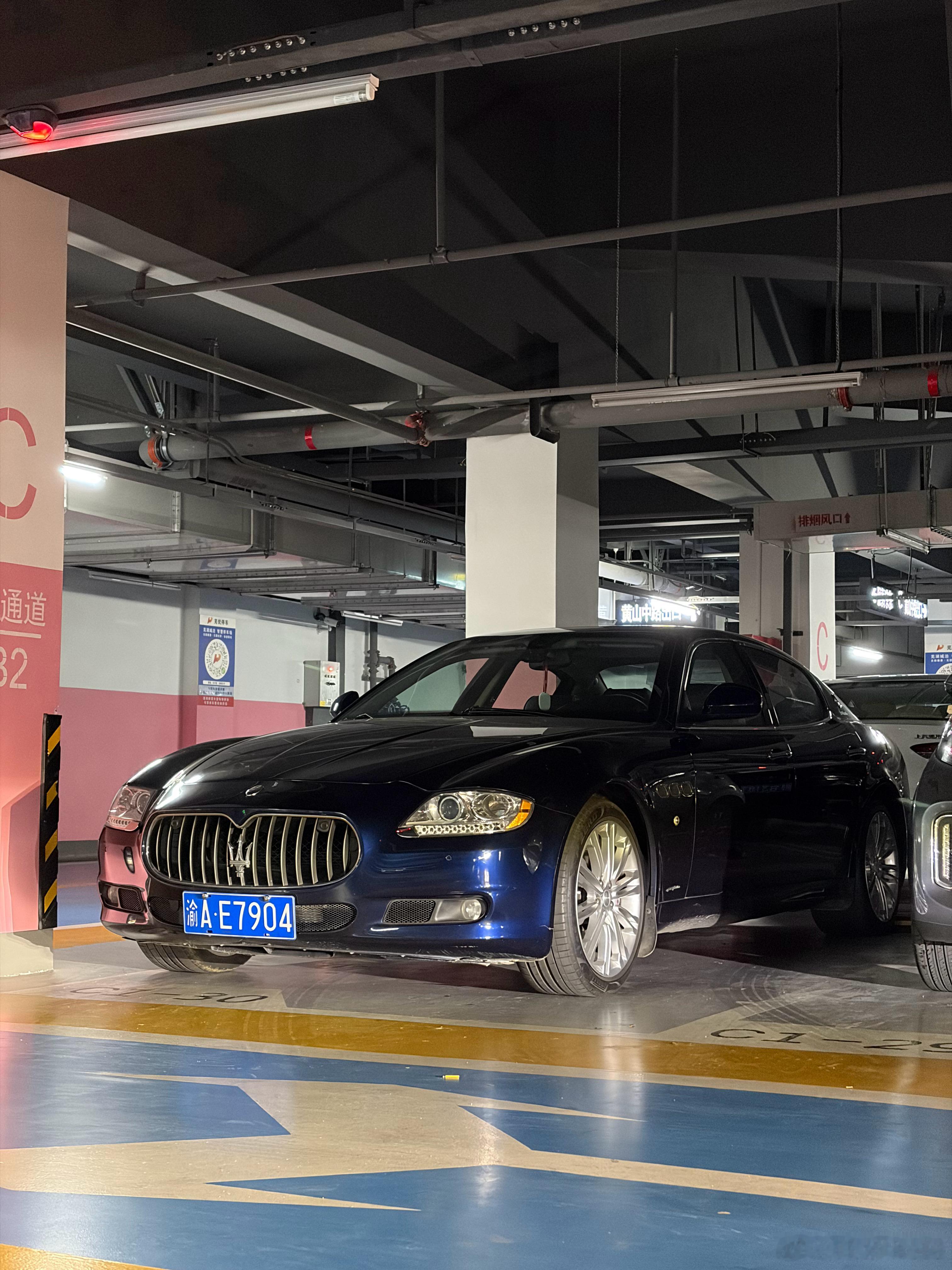 很久不见这一代的玛莎拉蒂总裁了 这一代总裁很多车况都不行了 车况好的很少见了 