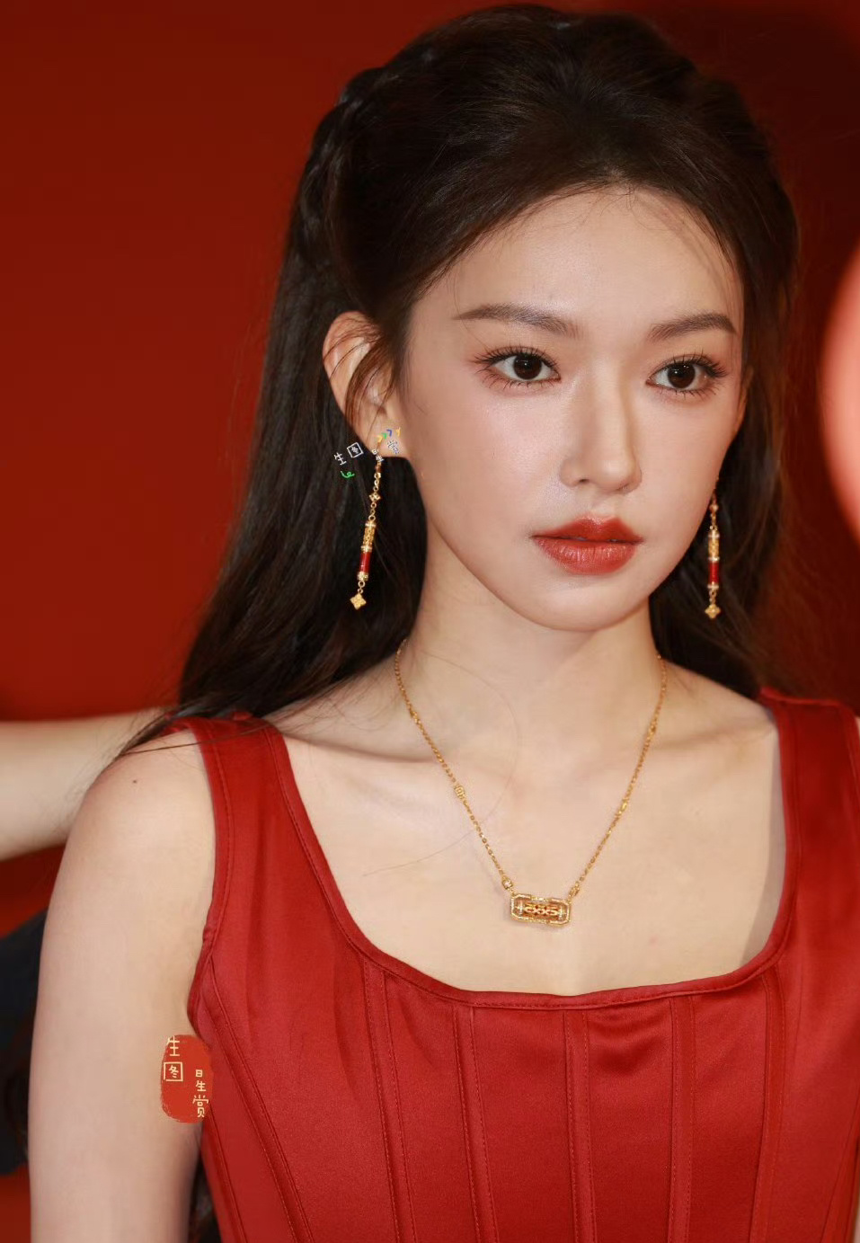 程潇昨日品牌活动直拍，高贵明艳富贵花！ 