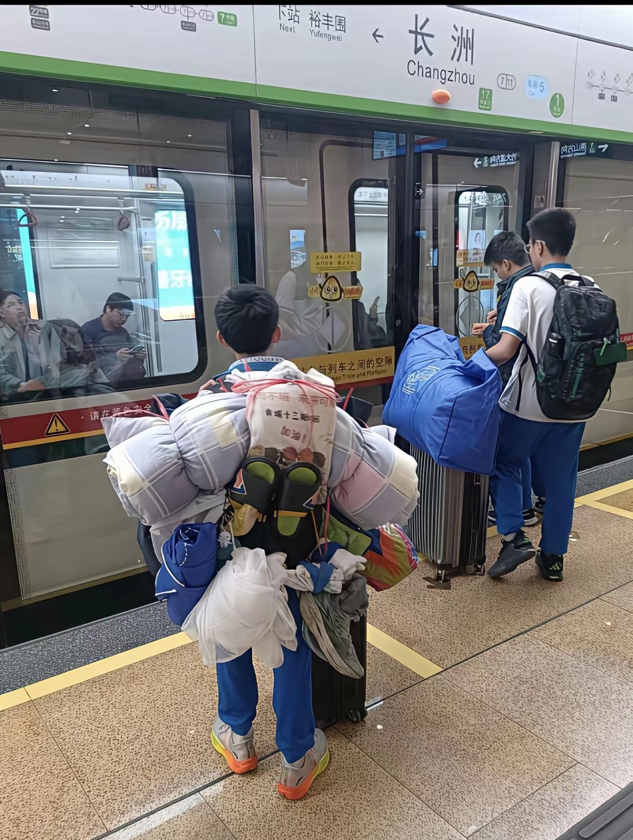 终于挖到这位全网爆火的广州少年

了！就是黄埔军校纪念中学的初二学生何梓睿，他