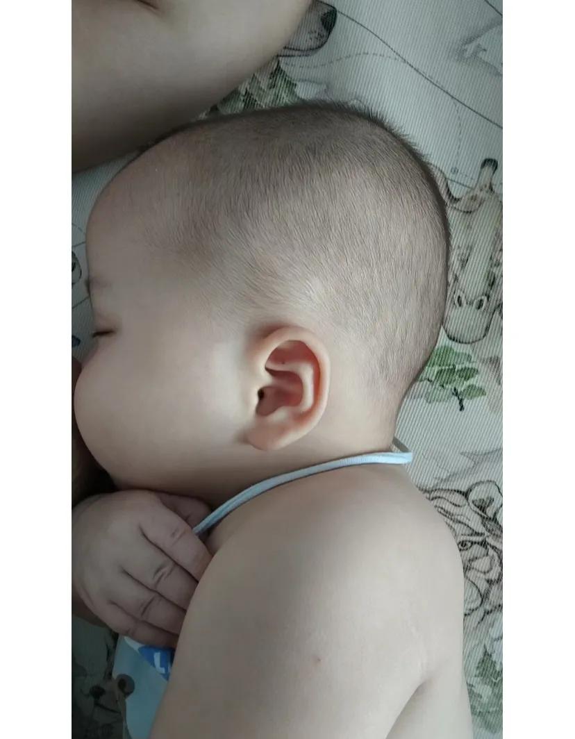 我动手打宝宝了	他才几个月啊	
事情是这样的宝宝拉臭臭了我在给他换裤裤
宝宝趴着