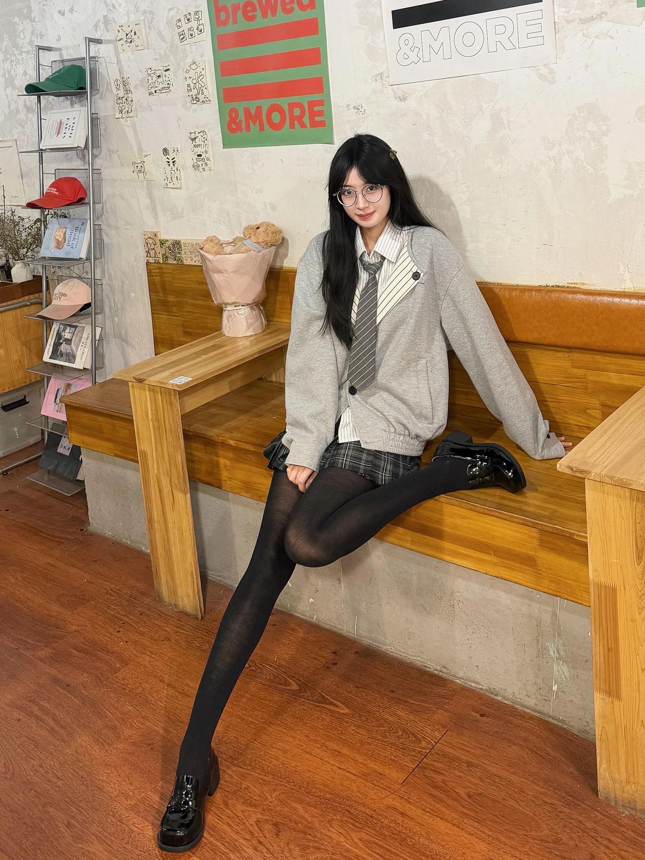 校园风少女，坐在长椅上，黑发白衣，复古眼镜，时尚穿搭，青春洋溢。
美少女 穿搭 