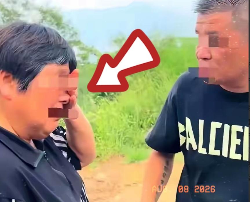 8月6号下午3点27分，搜救队员在女儿梯东侧林崖东坡一处灌木丛里扒出一顶紫帽子，