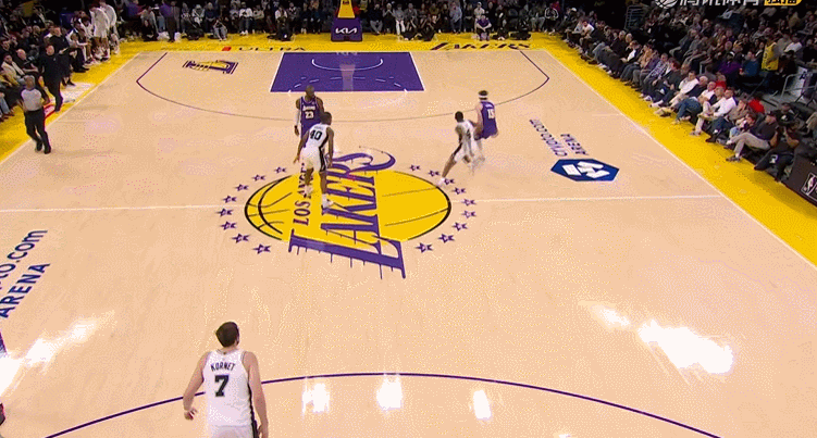 老詹回防追冒福克斯，年过四旬还能飞马刺vs湖人