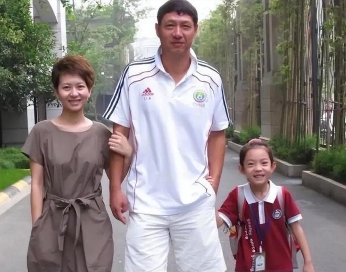 2002年，黎兵净身出户。成都银都花园的房子，归了空姐前妻。协议签完，他留下钥匙