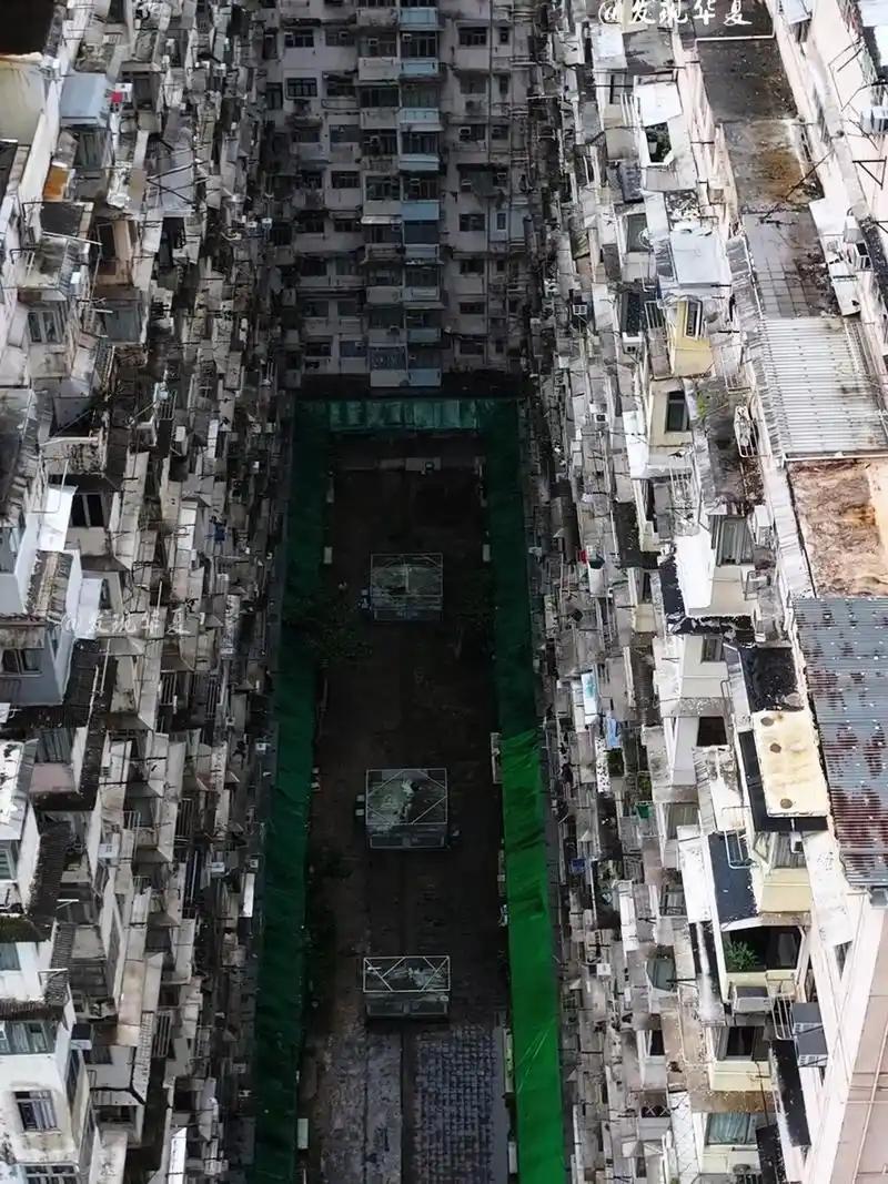 香港人为啥宁愿睡鸽子楼也不去深圳住豪华套房？
 
毕竟香港房价全球前列，人均居住