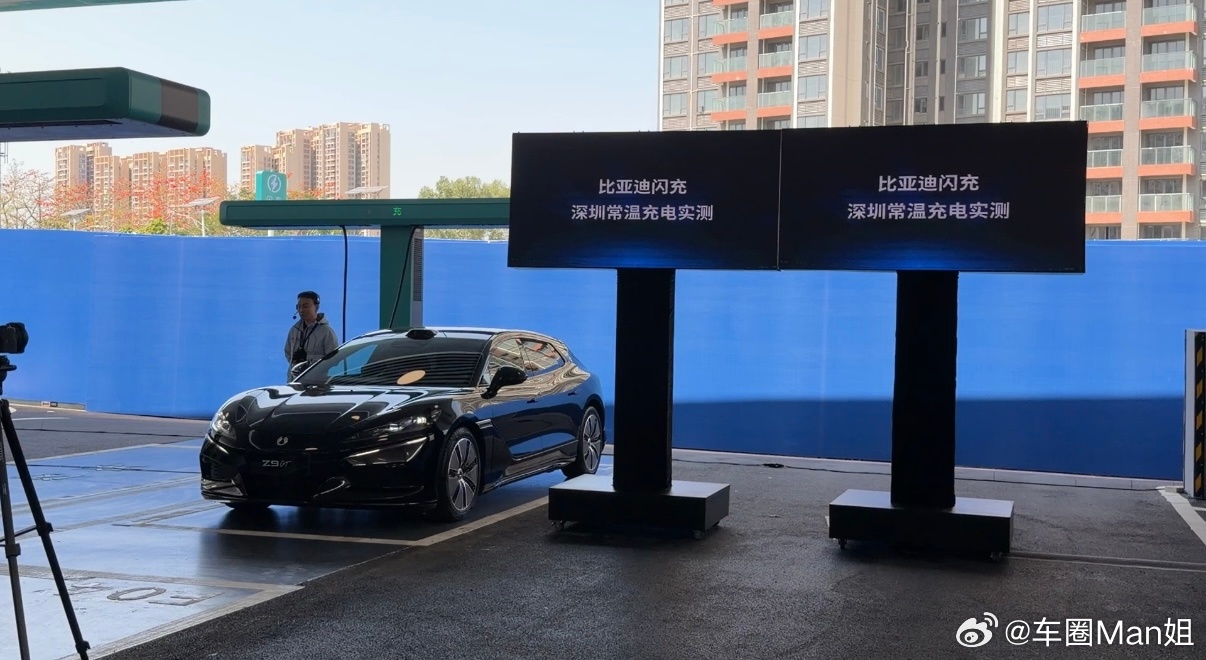 比亚迪全球首创闪充桩来了比亚迪这台全球首创的滑轨悬吊式T型闪充桩，绝不是简单的产