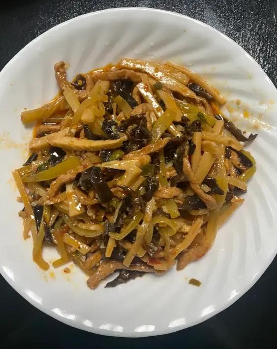 今天早早把晚餐做好，都是下饭菜：鱼香肉丝，腌菜炒毛豆，米毛豆子鸡。


鱼香肉丝