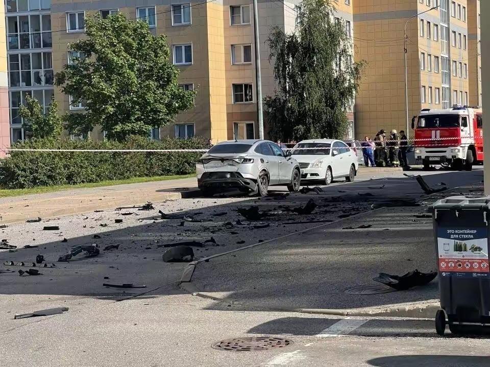 央视报道，圣彼得堡街头发生一起汽车爆炸事件，车主当场殒命。
新闻说，该军人是一名