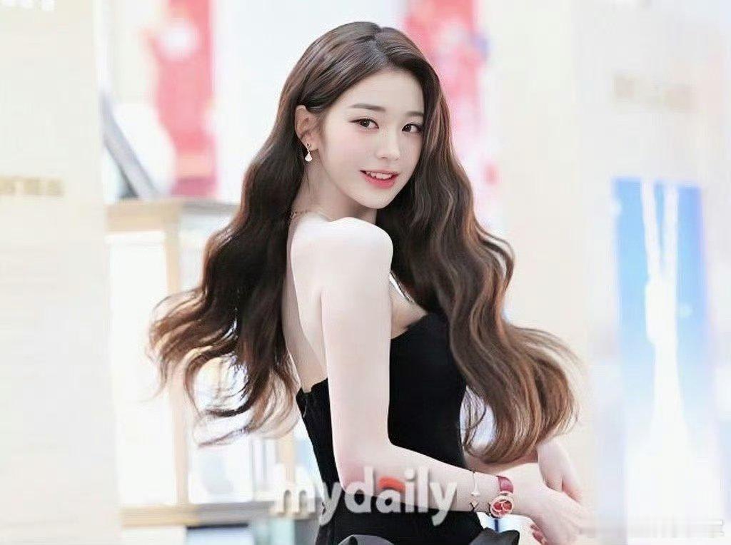 IU张元英韩娱2张权威的脸 这才是顶流美貌！IU 的知性韵味搭配张元英的青春锋芒