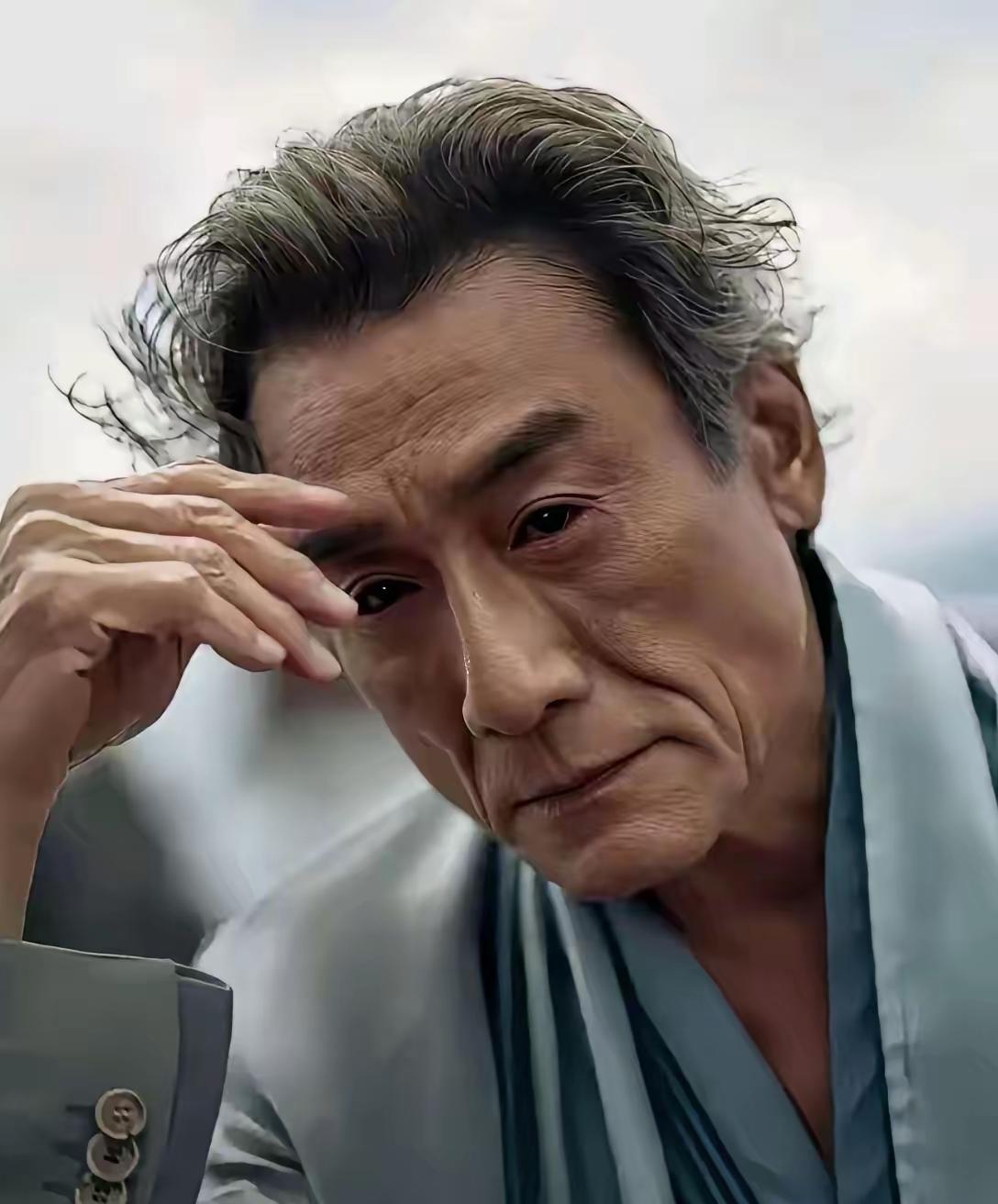 全网都在问，梁家辉一把年纪还拍戏图什么？
 
大家都以为他缺钱、想蹭热度，真相偏