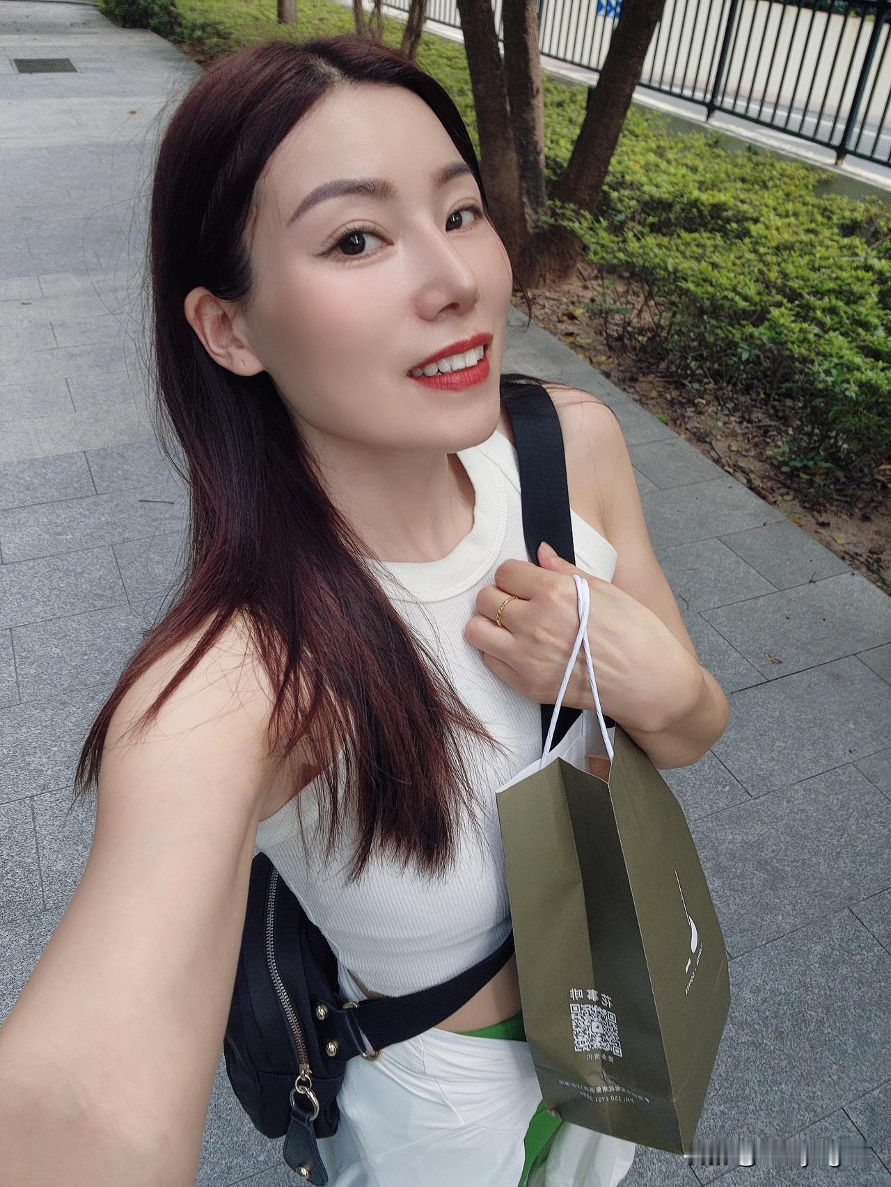 生活嘛，本来就是要快乐填得满满当当才有意思。爱拍照爱生活 记录自己的点点滴滴 可