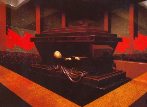 【一名学生在陵墓中向列宁扔拖鞋，谴责他的政策。】在莫斯科，一名大学一年级学生在参