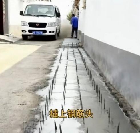 这样做也太歹毒了。村里一户人家，由于房子建在路边，房主怕过往的车辆把墙给剐蹭了，