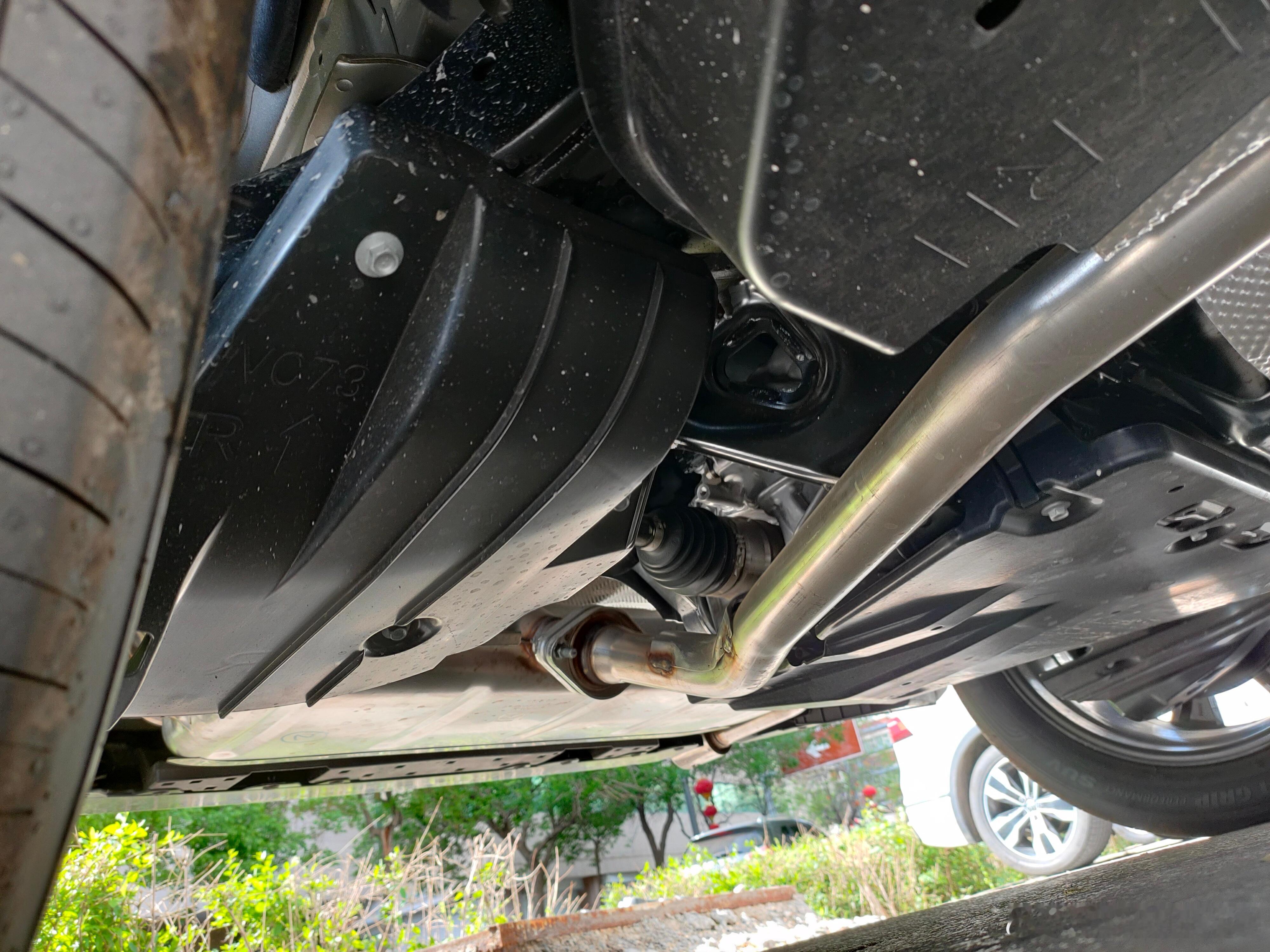 马自达四驱扭力梁。