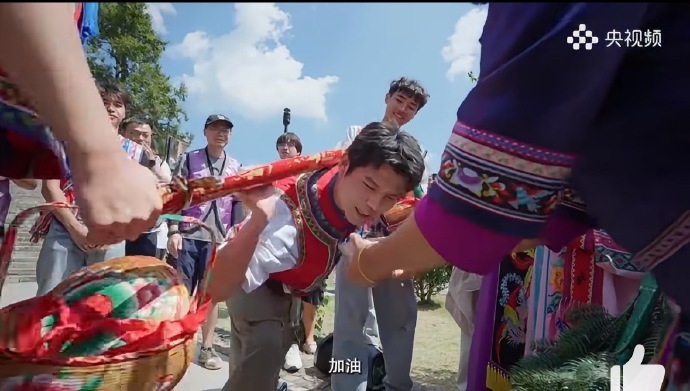 何广智当畲族新郎上头了 沉浸式体验畲族婚礼太有意思！拦路酒关卡主打一个趣味互动，