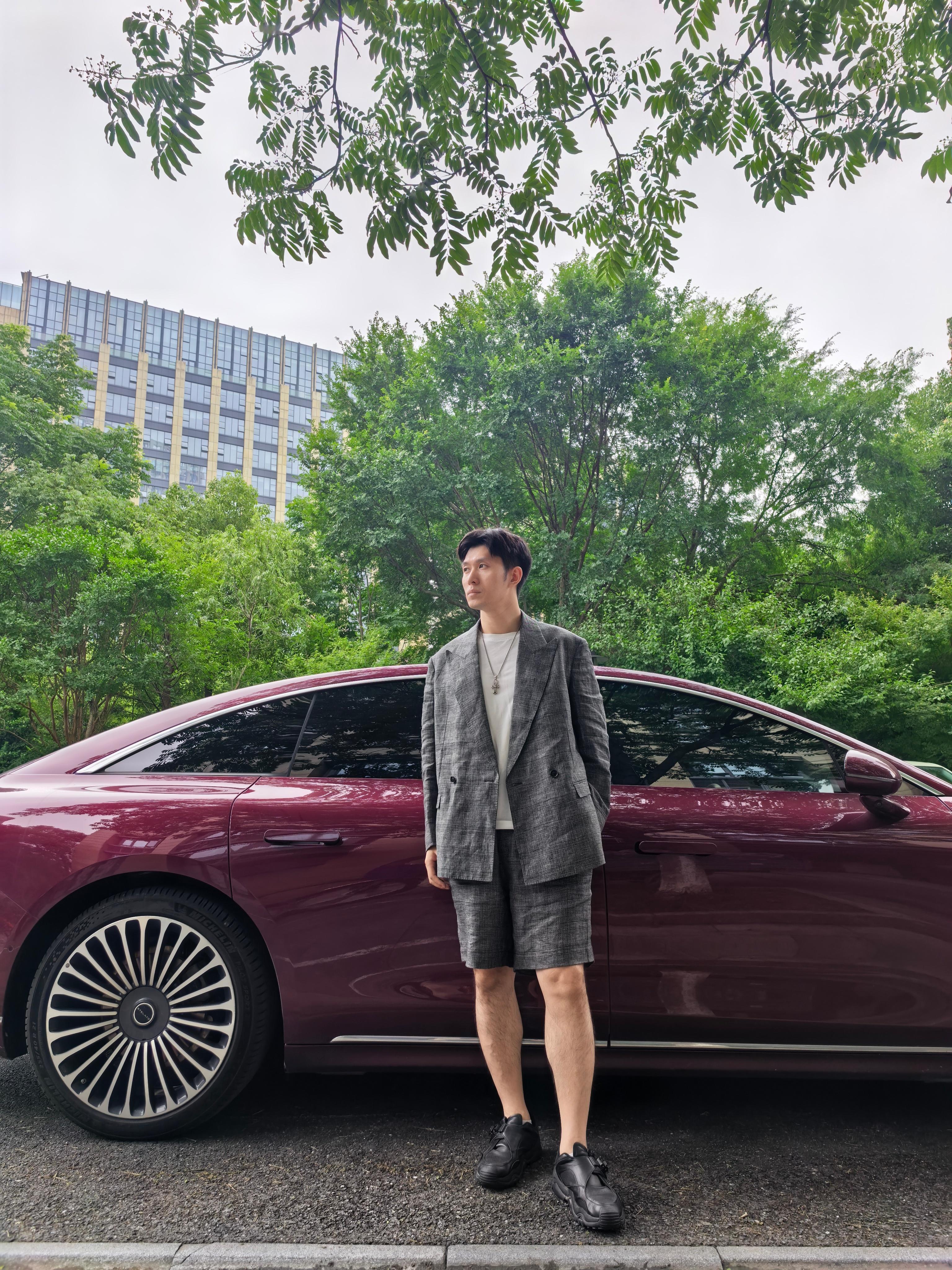 明天有个小活动需要穿正装大家说穿这身还凑合吗？[举手] ​​​