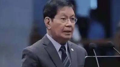 拉克森作为参与弹劾审理的参议员法官，围绕投票门槛争议和投票推迟相关问题，发布了最