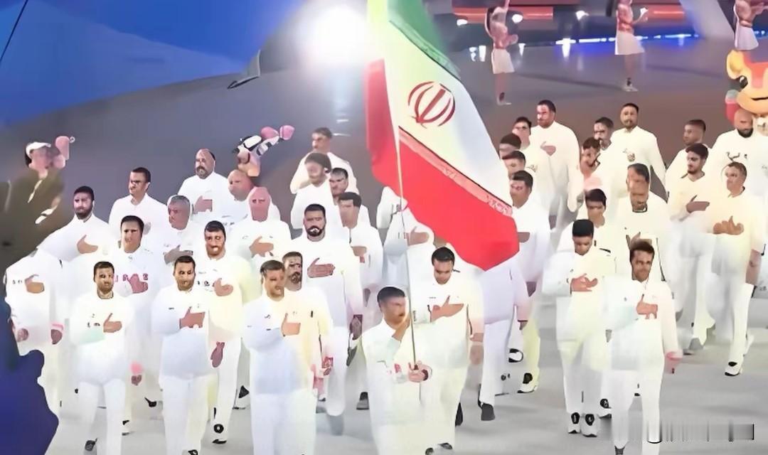 伊朗88人代表团辗转11天赴亚沙会，抚胸礼看哭全场
 
伊朗88人代表团耗时11