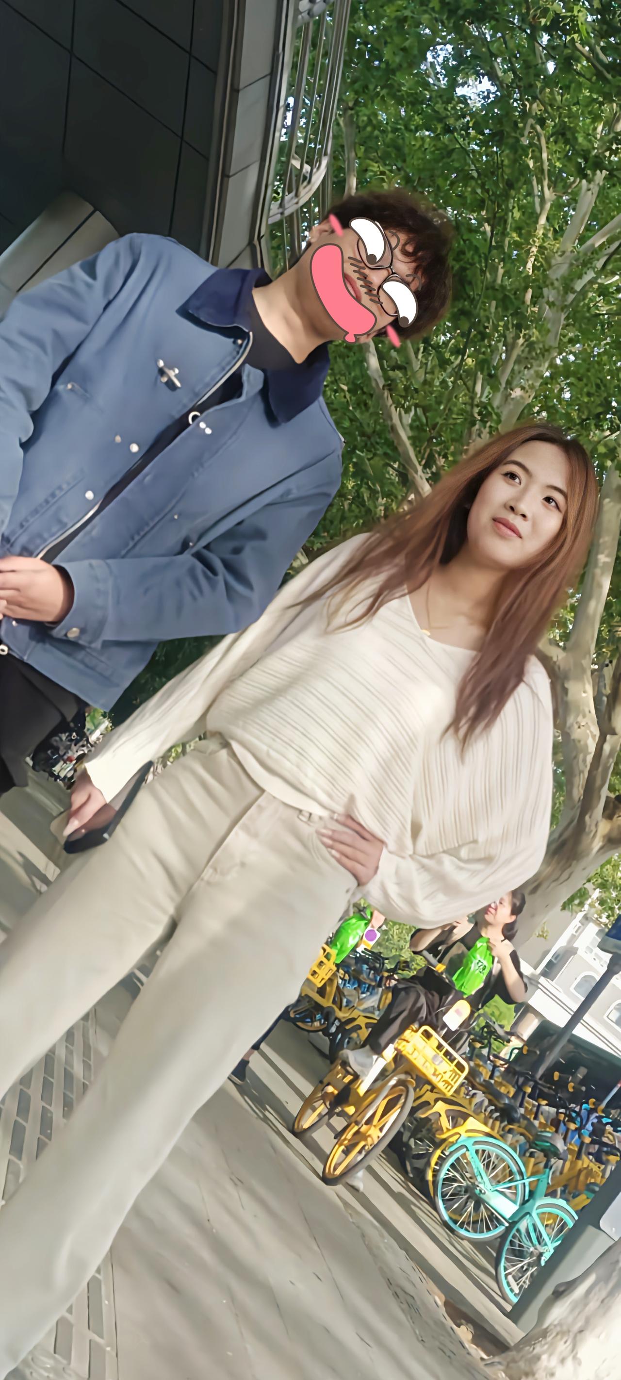 周末的街头，春末夏初的气息里荷尔蒙肆意飘散，形形色色的小姐姐们穿着各式靓装，简直