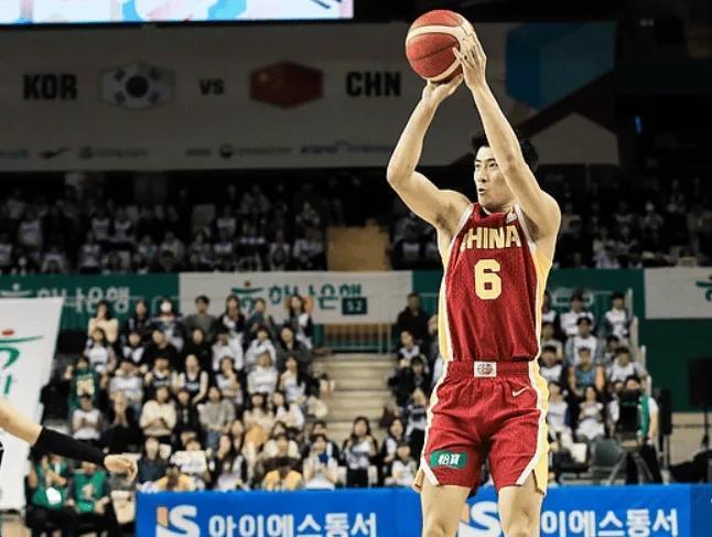 今天的程帅澎真的是一个人撑起了中国男篮的外线啊！
全队三分28投5中，其中有4个