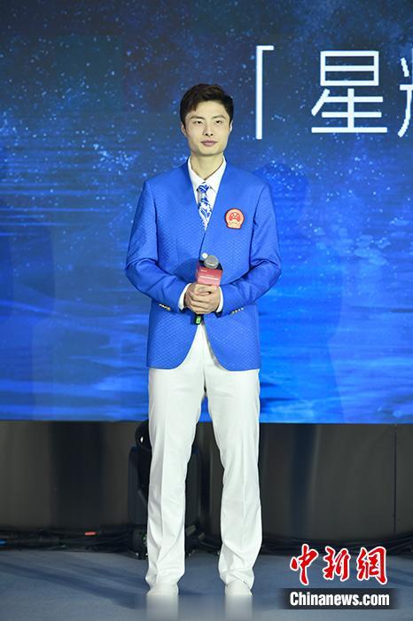 石宇奇、陈雨菲穿中国队礼服亮相~
蓝白相配，女生裙子上还有青花瓷点缀。
大家觉得