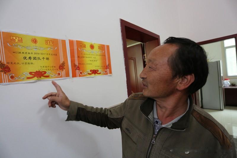 我的昔日同事马书记驻村那年四十五岁。铺盖卷往村委会一放，头一件事就是入户。他走进