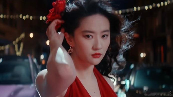 仙女火辣新诠释，红裙显曲线，卷发添棱角，举手投足间尽显可盐可甜魅力。 ​​​
