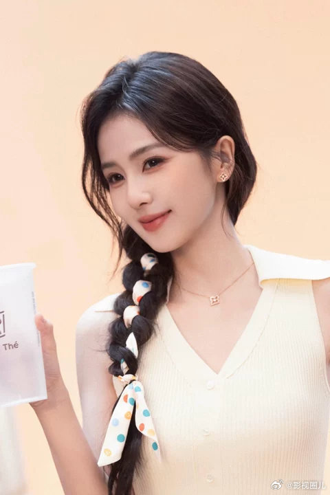 杨单给白鹿化的丝绒奶茶妆杨单老师每次给白鹿化的妆都好好看！这次是丝绒奶茶妆~白鹿