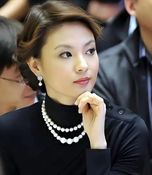 她曾是央视荧屏上公认的“最美面孔”，从吉林大学日语系保送生到央视舞台，刘芳菲用一