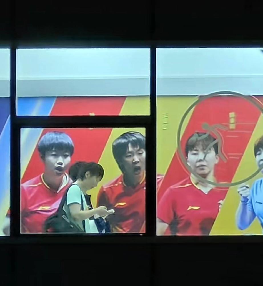 成都国乒训练基地，王曼昱今日晚上训练结束后与孟队医一起下训。路过走廊过道上张贴着