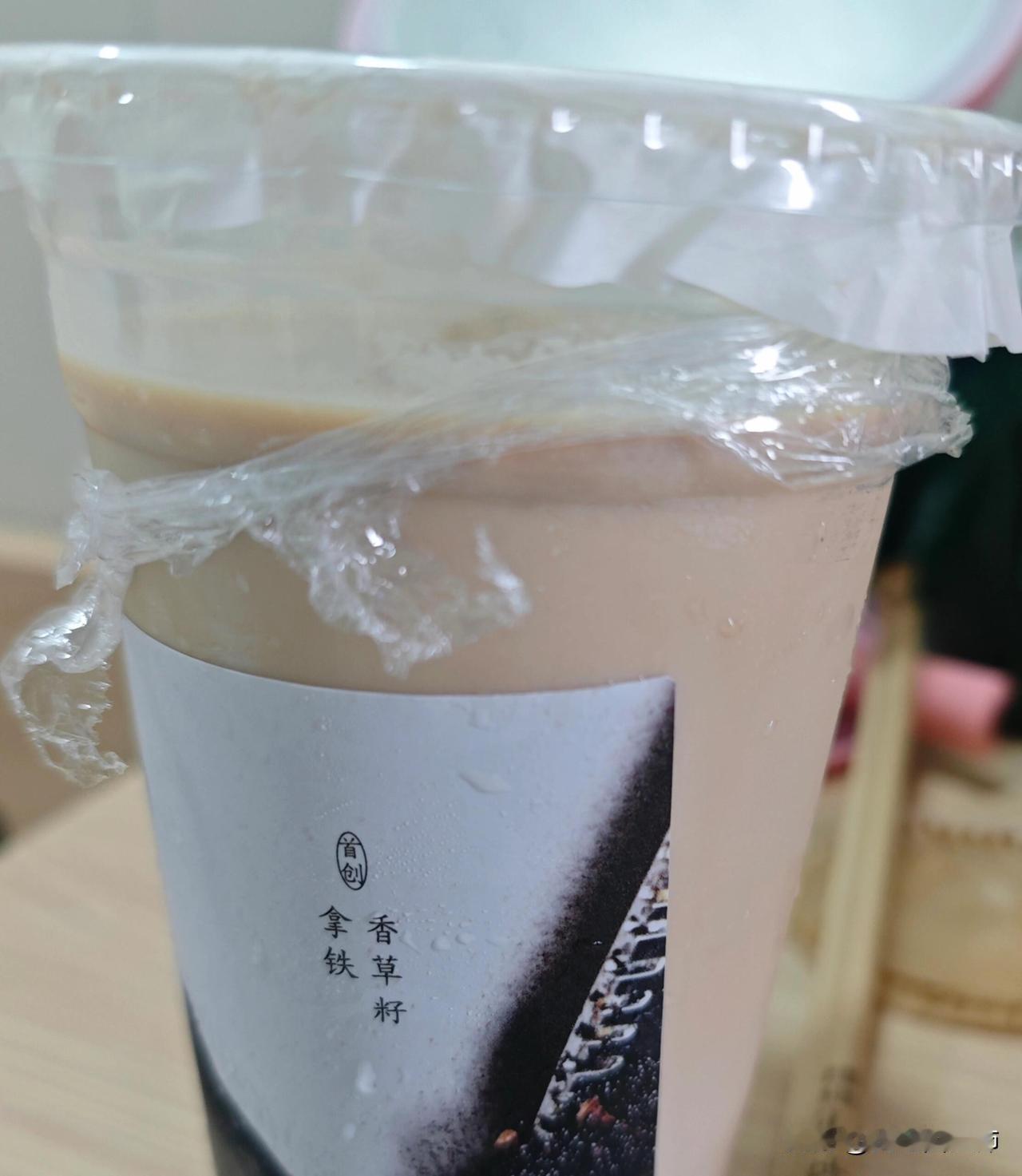 半夜三点硬抗惊恐发作
当喝拿铁喝到下午六点时我就做好失眠的准备了，然后躺着躺着舌