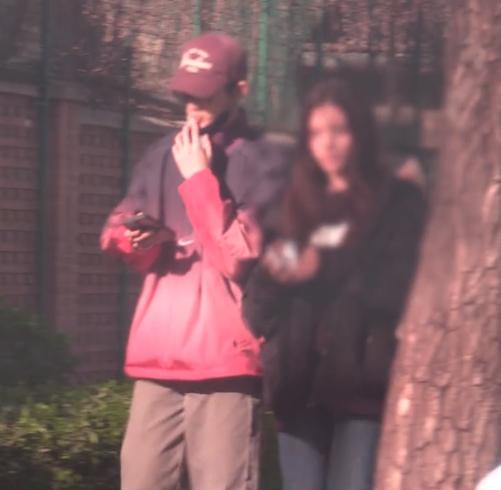 印象里荣梓杉，
还是《隐秘的角落》朱朝阳，
一个小小的小男生，没想到他都已经恋爱