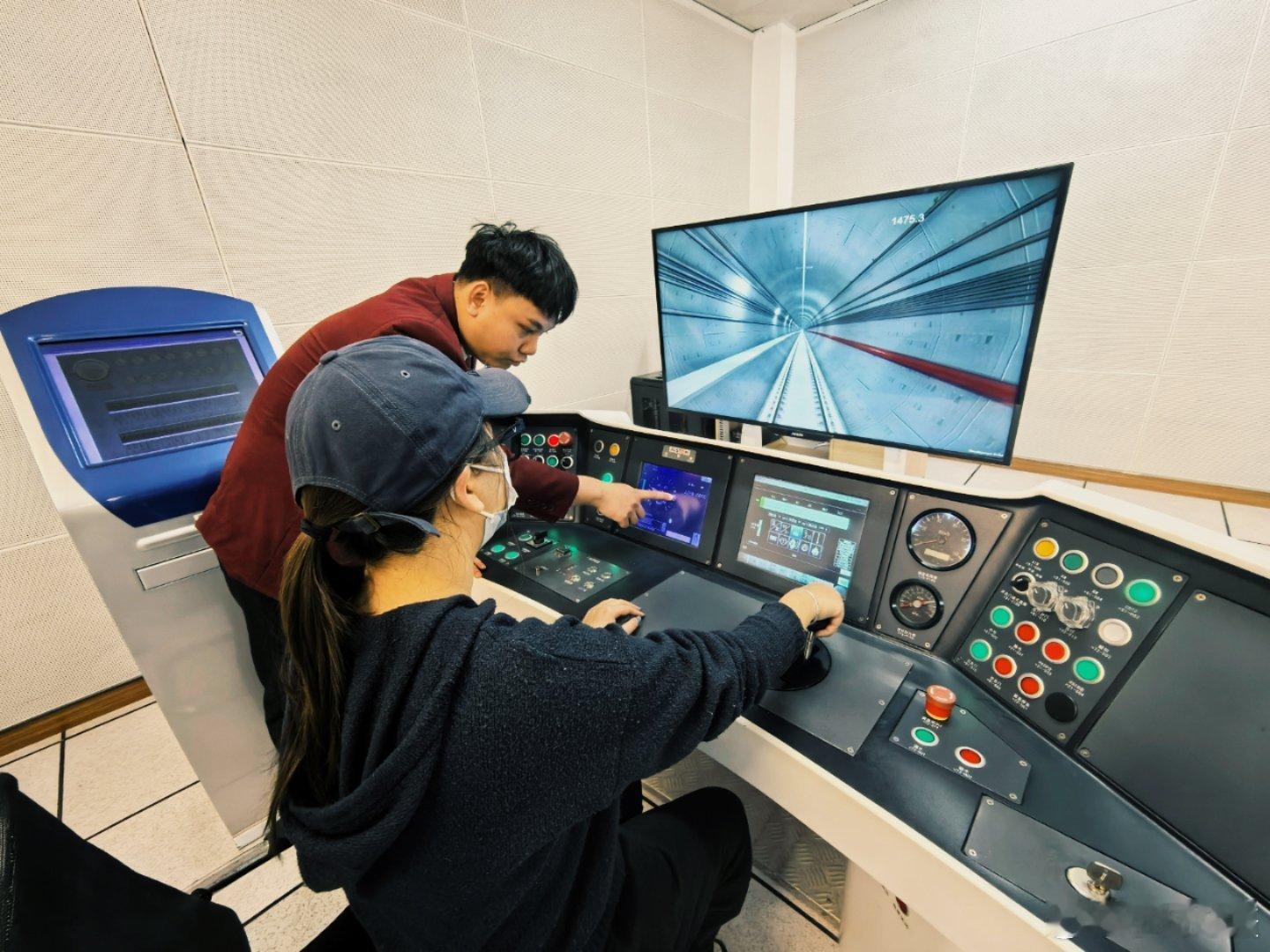 广西南宁地铁的顺畅运行，离不开线网指挥中心的“智慧大脑”，更藏着模拟驾驶带来的沉