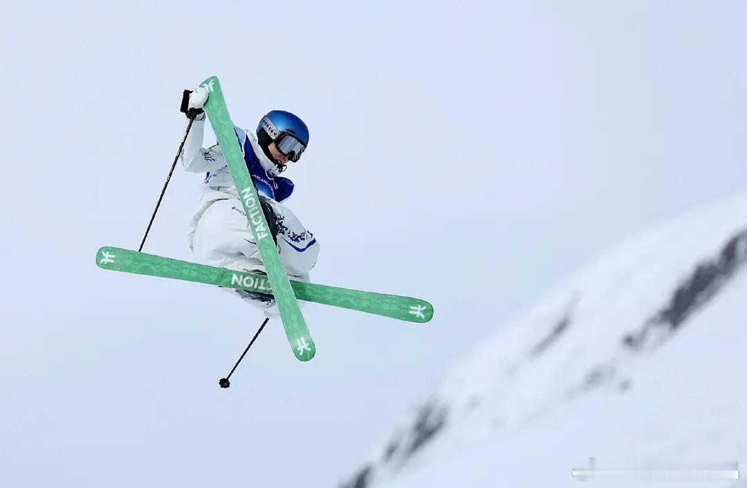 谷爱凌凭借第一跳的86.58分，在自由式滑雪女子坡面障碍技巧决赛，为中国代表队收