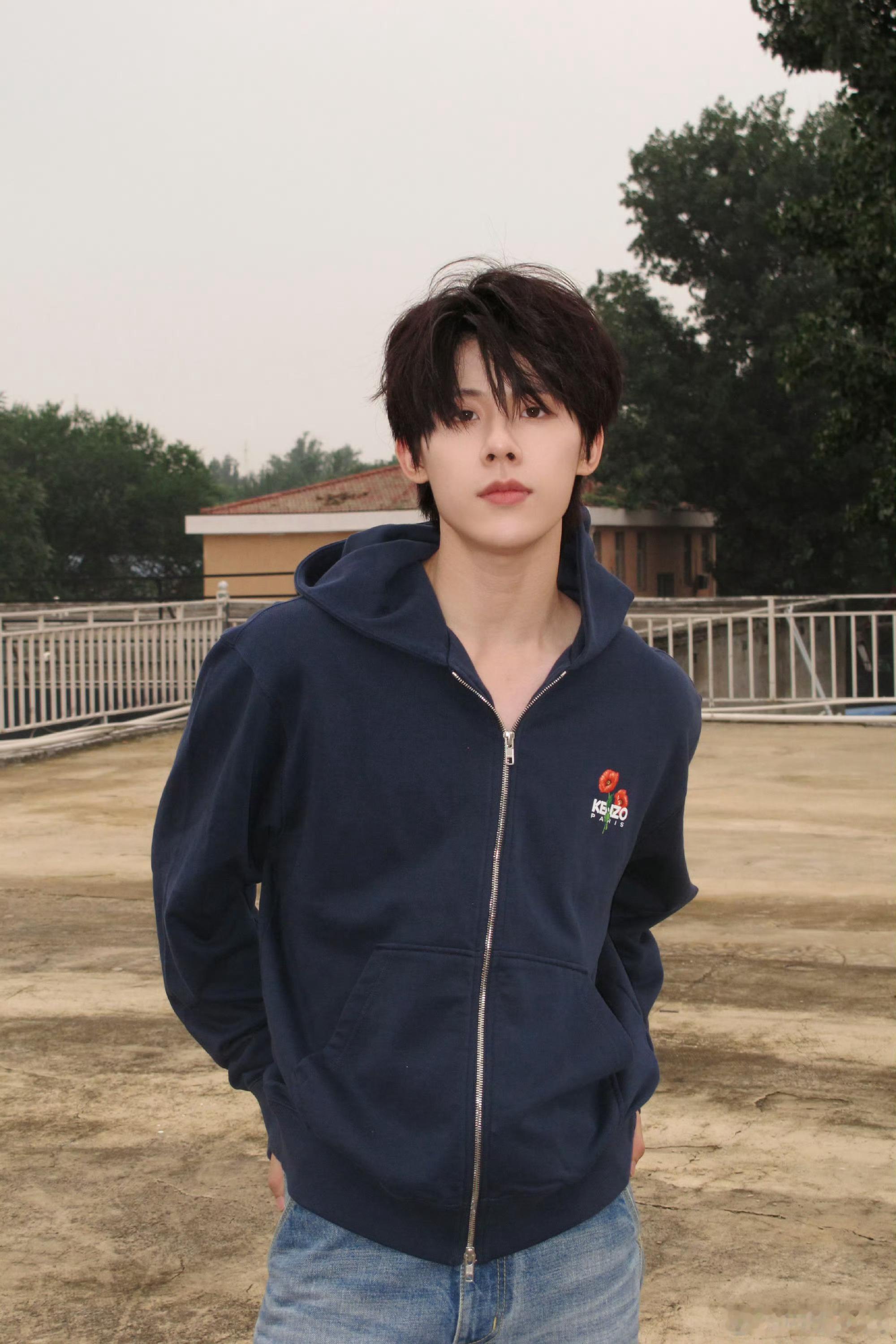 周奇向涵之被拍到黏腻贴贴抱抱，周奇我听着名字那么熟悉，原来是司晓迪聊天记录出现的