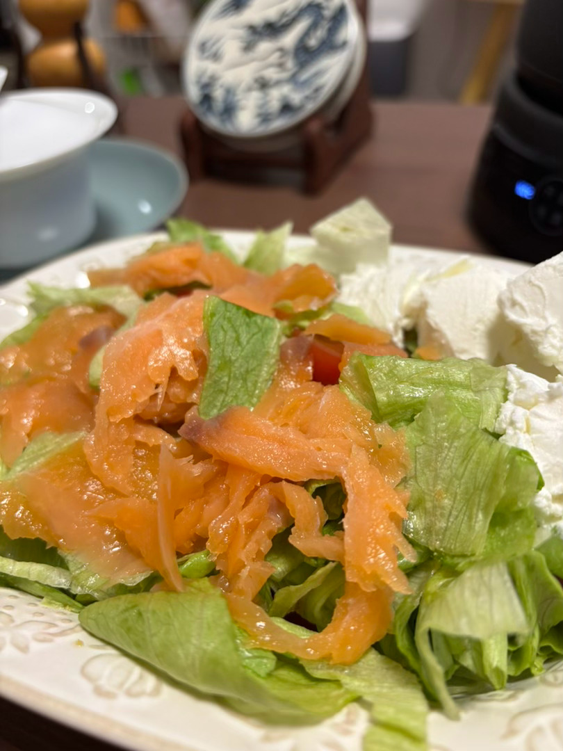 烟熏三文鱼加生菜吃简直仙品 