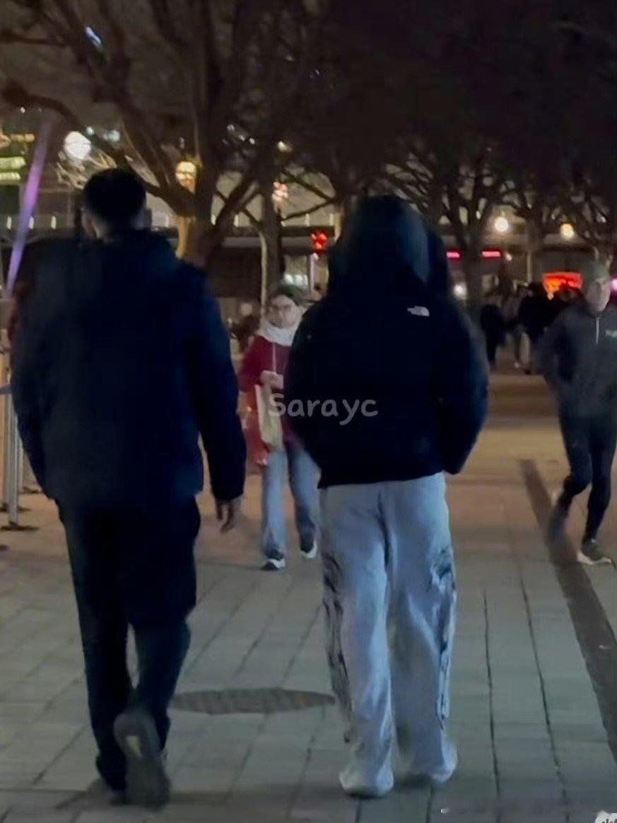 伦敦偶遇朱志鑫网友伦敦街头偶遇朱志鑫 