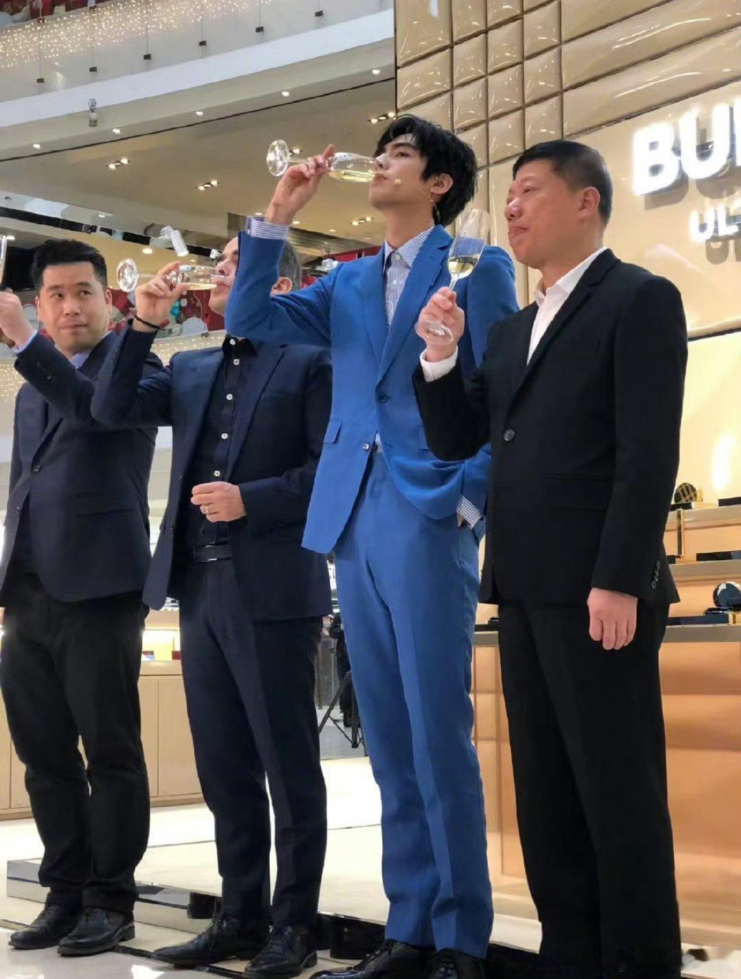 感谢旁边几个男的衬托[doge] ​​​