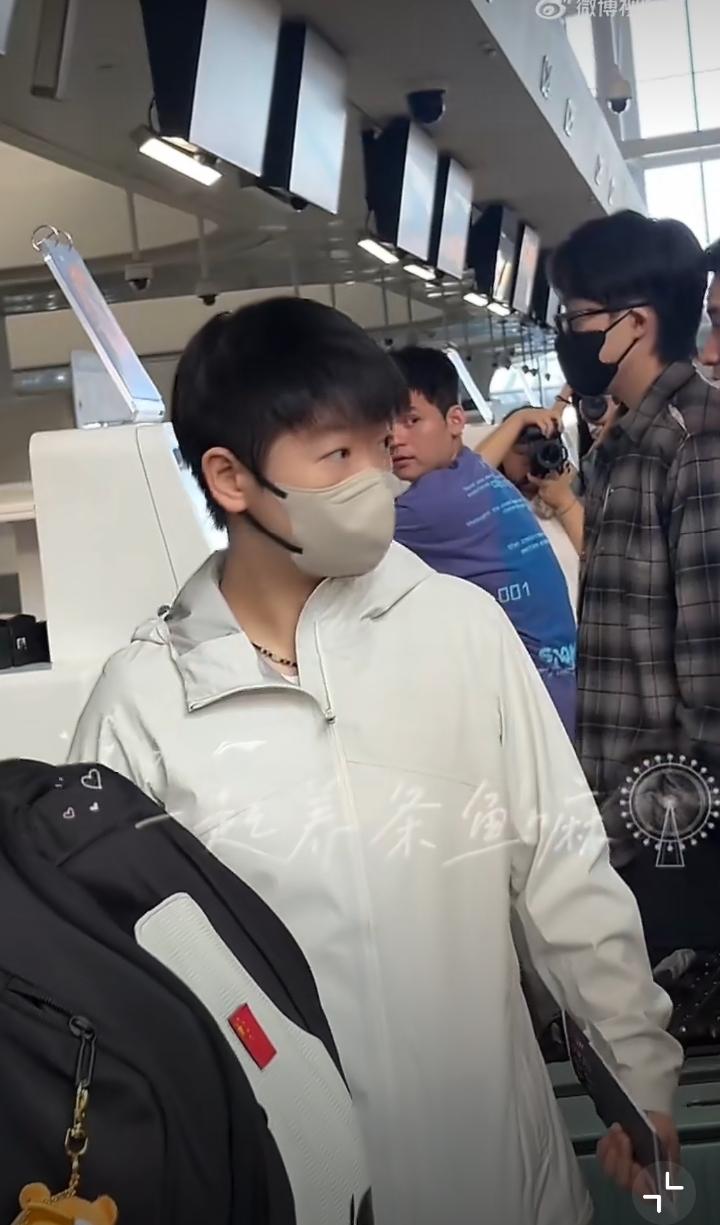 今日国乒主力出发澳门冠军赛[奋斗]！
一头短发的孙颖莎身穿白色外罩、白色短裤，时
