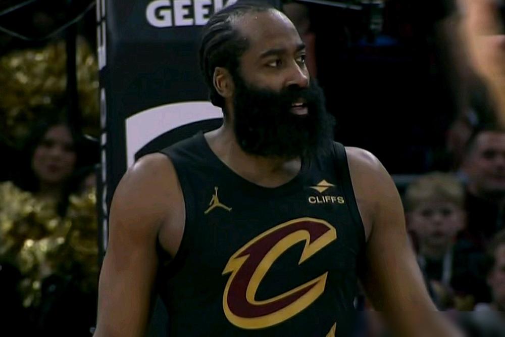 东部第一的活塞竟然栽在了一群残兵败将手里。哈登全场17投5中，失误多得让人头皮发