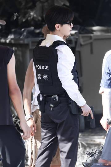 成毅无边框眼镜熟男感一副通透无边框眼镜重塑成毅气质，卸下仙侠角色清冷缥缈感，化身