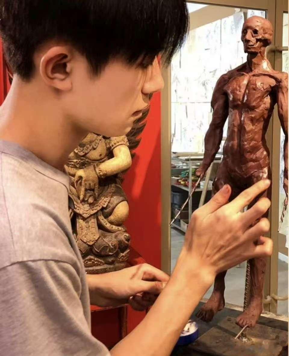 易烊千玺参加过美术艺考 易烊千玺高三的行程满满当当，他还曾经参加美术艺考太强了 