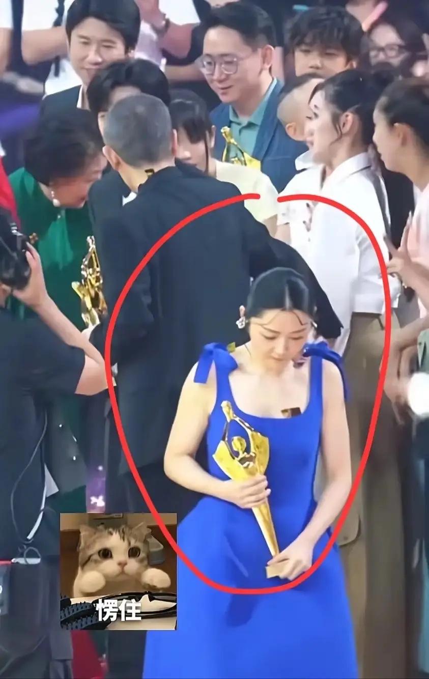 娱乐圈，果然是个名利场！百花奖散场离场的时候，全场人都围着易烊千玺、萨日娜、张艺