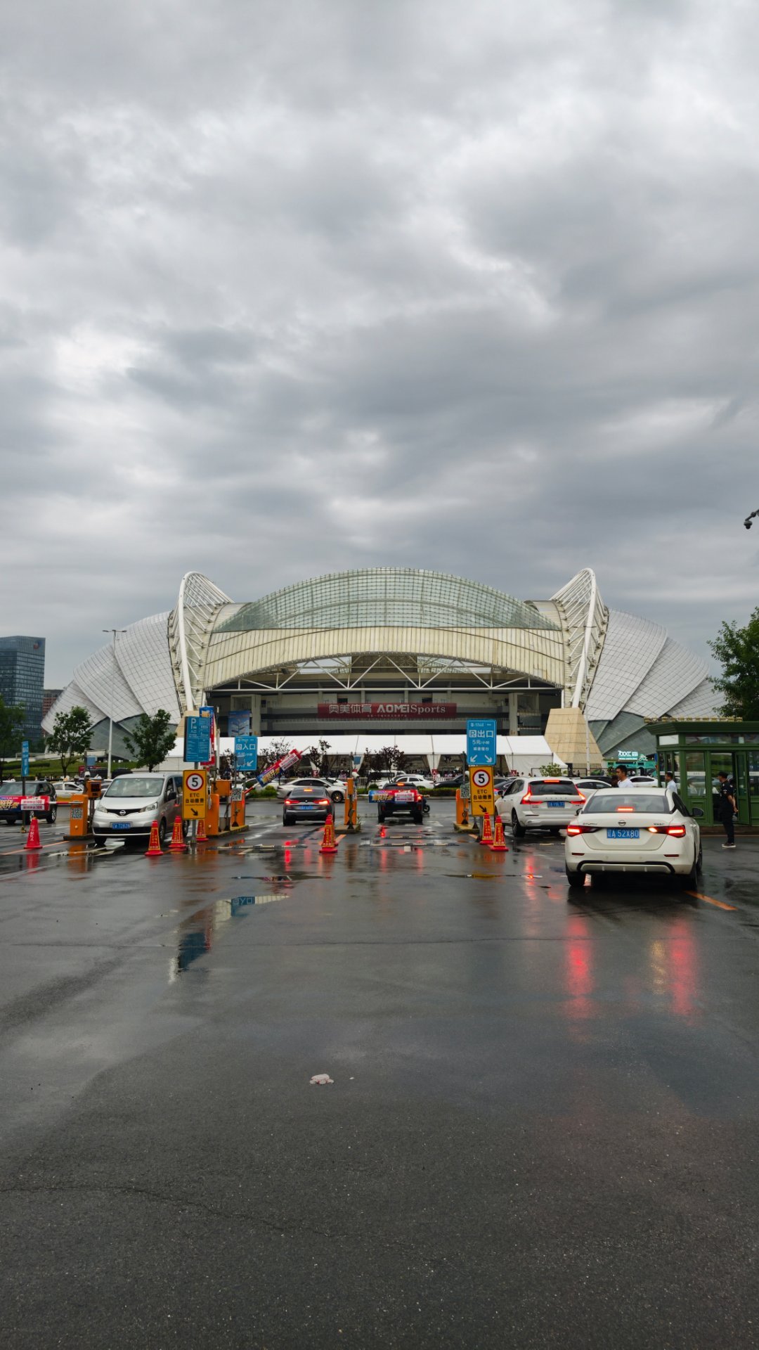 咱就是说这方向感，停了车我搜了高德去奥体多远，高德显示步行半小时，我还纳闷这半小