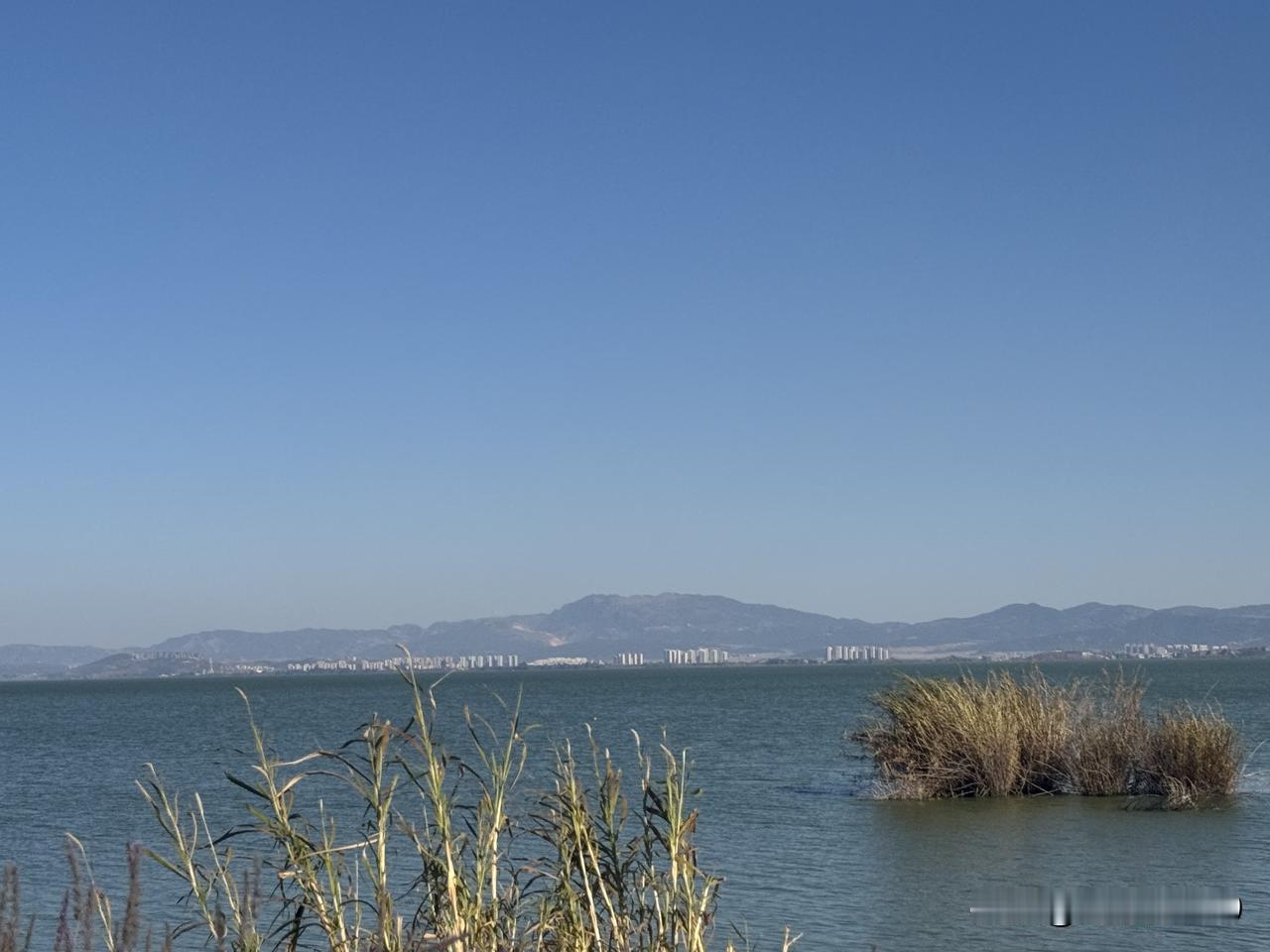 周末，驱车来到滇池南岸，环湖南路石牌村附近。这里，是欣赏滇池美景不错的地方，游客